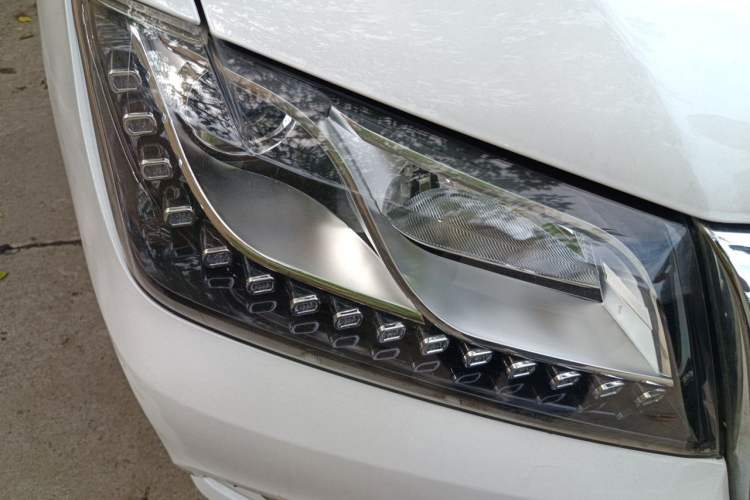 Used Haval H2 2018 Red-Label 1.5T Dual-Clutch Two-Wheel-Drive Luxury Model Right Front Headlight
