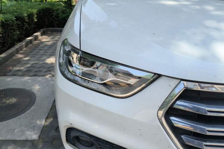 Used Haval H2 2018 Chuanxiang Edition Blue Badge 1.5T Manual Two-Wheel Drive Fashionable Model Right Front Headlight