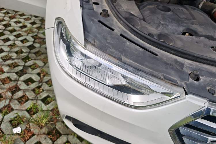 Used Haval H2 2018 Chuanxiang Edition Blue Badge 1.5T Dual-Clutch Two-Wheel Drive ZhiShang Model Right Front Headlight