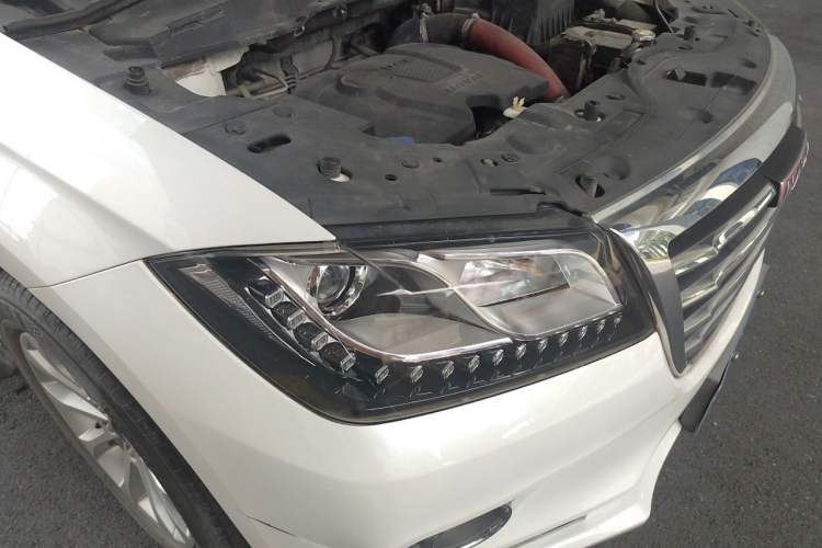 Used Haval H2 2018 Red-Label 1.5T Dual-Clutch Two-Wheel-Drive Luxury Model Right Front Headlight