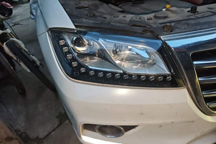 Used Haval H2 2018 Chuanxiang Edition 1.5T Dual-Clutch Two-Wheel Drive Fashion Model China V Standard Right Front Headlight