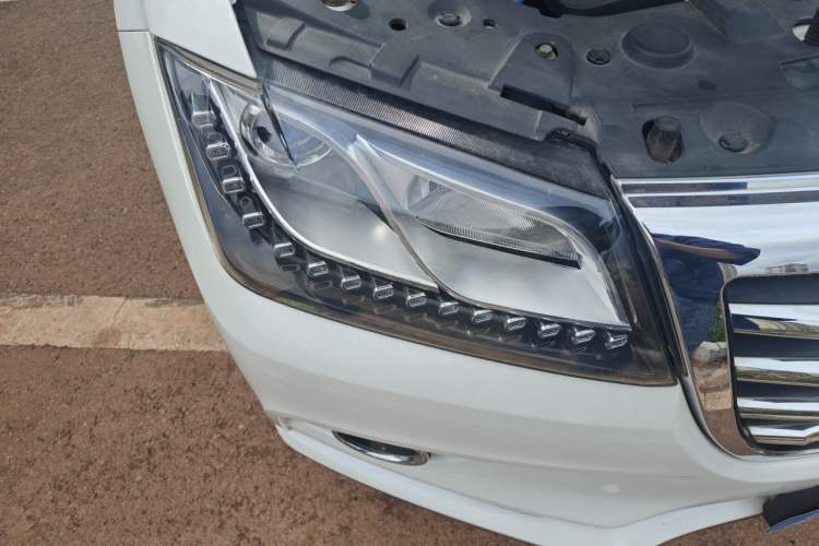 Used Haval H2 2018 Chuanxiang Edition Red Badge 1.5T Manual Two-Wheel Drive Fashionable Model Right Front Headlight