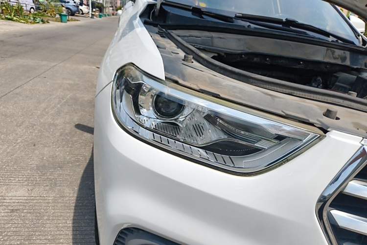 Used Haval H2 2018 Blue Label 1.5T Manual Two-Wheel Drive Luxury Model Right Front Headlight