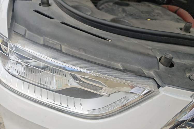 Used Haval H2 2018 Chuanxiang Edition Blue Badge 1.5T Dual-Clutch Two-Wheel Drive ZhiShang Model Right Front Headlight