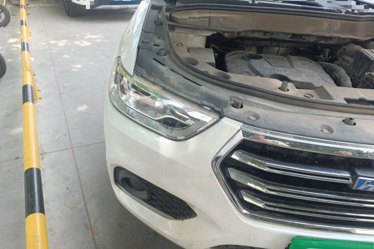Used Haval H2 2018 Chuanxiang Edition Blue Badge 1.5T Manual Two-Wheel Drive Fashionable Model Right Front Headlight