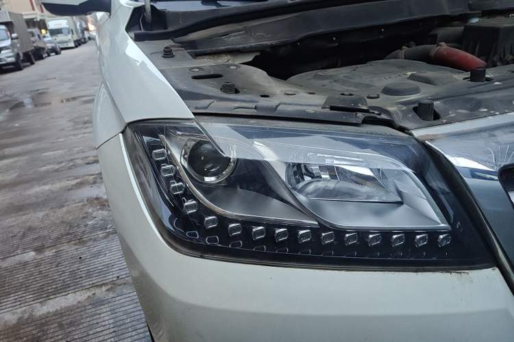 Used Haval H2 2018 Red-Label 1.5T Dual-Clutch Two-Wheel-Drive Elite Model Right Front Headlight