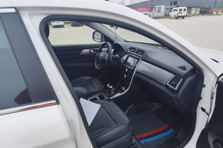 Used Haval H2 2018 Chuanxiang Edition Red Badge 1.5T Dual-Clutch Two-Wheel Drive Fashionable Model Right Front Seat