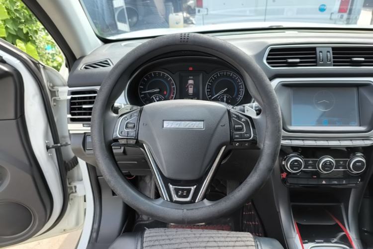 Used Haval H2 2018 1.5T Dual-Clutch Two-Wheel Drive Fashion Model China VI Standard Steering Wheel