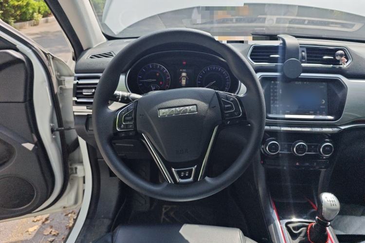 Used Haval H2 2018 Chuanxiang Edition 1.5T Manual Two-Wheel Drive Fashion Model China V Standard Steering Wheel