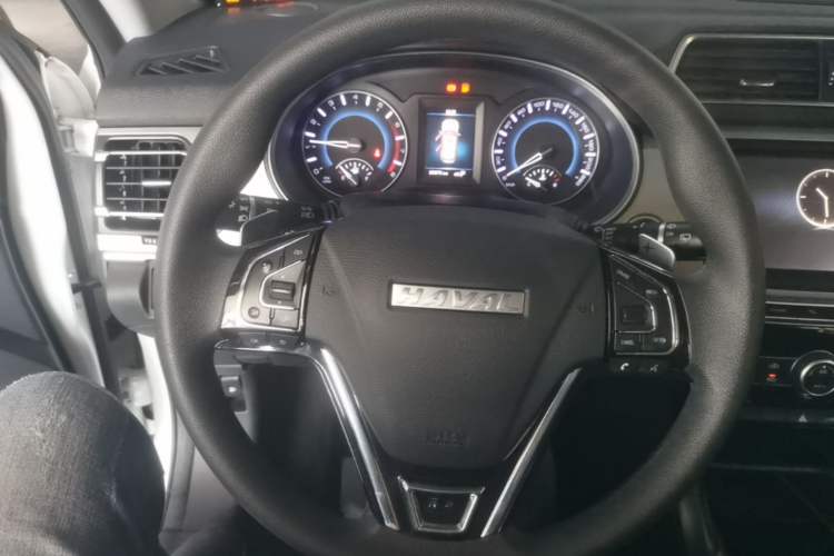 Used Haval H2 2018 1.5T Dual-Clutch Two-Wheel Drive Fashion Model China VI Standard Steering Wheel