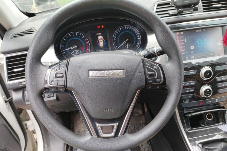 Used Haval H2 2018 Chuanxiang Edition Red Badge 1.5T Manual Two-Wheel Drive Fashionable Model Steering Wheel