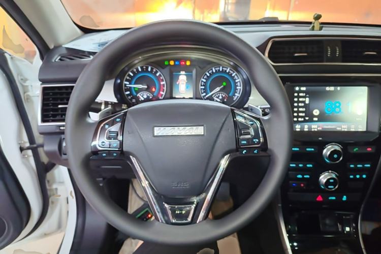 Used Haval H2 2018 1.5T Dual-Clutch Two-Wheel Drive Fashion Model China VI Standard Steering Wheel