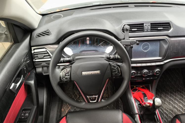 Used Haval H2 2018 Chuanxiang Edition 1.5T Manual Two-Wheel Drive Fashion Model China V Standard Steering Wheel