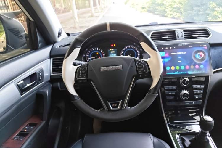 Used Haval H2 2018 Chuanxiang Edition 1.5T Manual Two-Wheel Drive Fashion Model China V Standard Steering Wheel