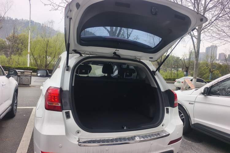 Used Haval H2 2018 Red-Label 1.5T Manual Two-Wheel Drive Elite Model Trunk