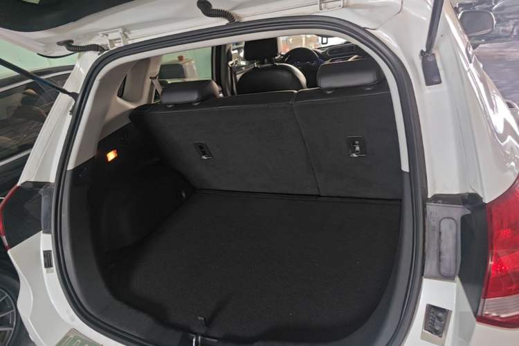 Used Haval H2 2018 Chuanxiang Edition Blue Badge 1.5T Dual-Clutch Two-Wheel Drive Fashionable Model Trunk