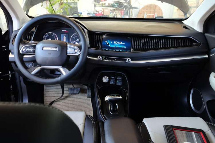 Used Haval H2s 2017 Blue Label 1.5T Dual-Clutch Elite Model Center Console