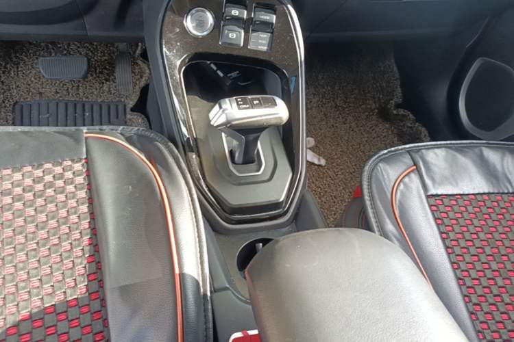 Used Haval H2s 2017 Red-Label 1.5T Dual-Clutch Comfort Model Gear Lever