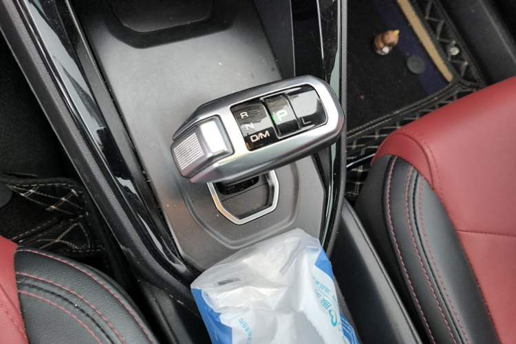 Used Haval H2s 2017 Red-Label 1.5T Dual-Clutch Elite Model Gear Lever