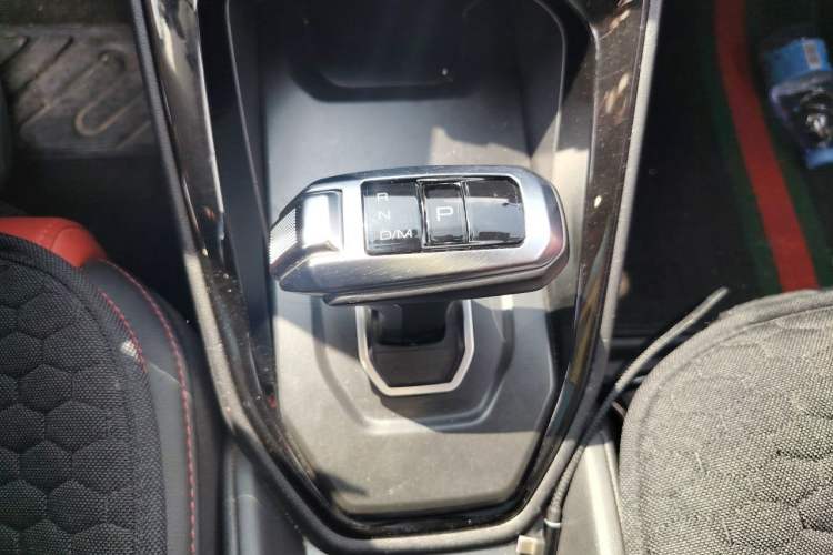 Used Haval H2s 2017 Red-Label 1.5T Dual-Clutch Elite Model Gear Lever