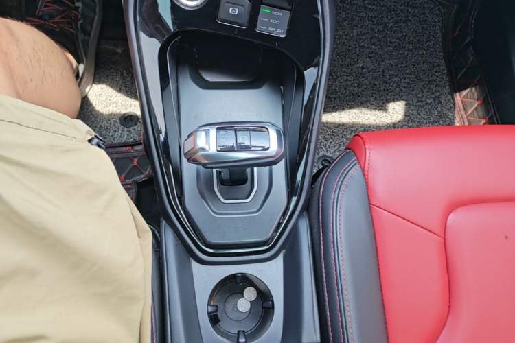 Used Haval H2s 2017 Red-Label 1.5T Dual-Clutch Elite Model Gear Lever