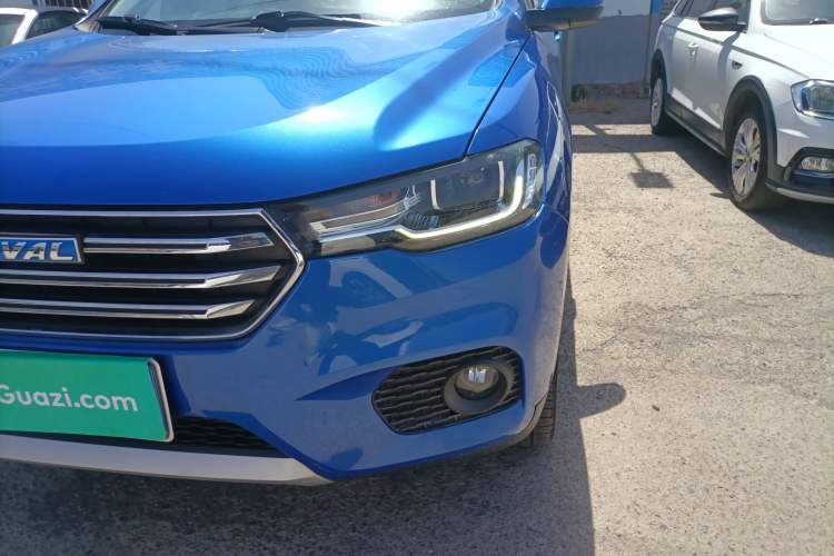 Used Haval H2s 2017 Blue Label 1.5T Dual-Clutch Comfort Model Left Front Headlight