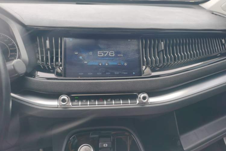 Used Haval H2s 2017 Red-Label 1.5T Manual Elite Model Audio And AC Panel