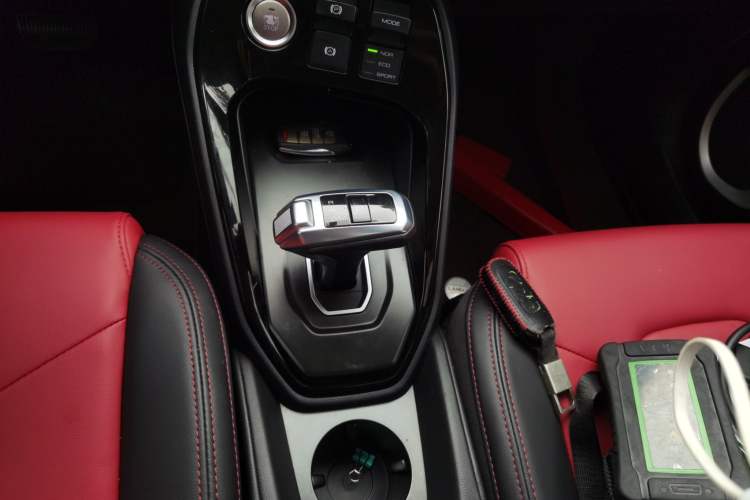 Used Haval H2s 2017 Red-Label 1.5T Dual-Clutch Elite Model Gear Lever