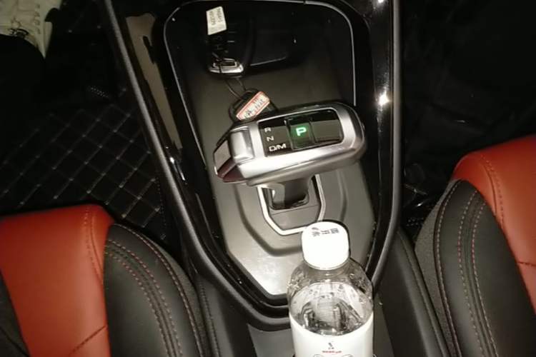 Used Haval H2s 2017 Red-Label 1.5T Dual-Clutch Comfort Model Gear Lever