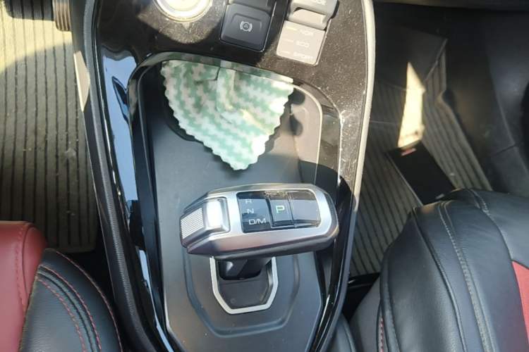 Used Haval H2s 2017 Red-Label 1.5T Dual-Clutch Elite Model Gear Lever
