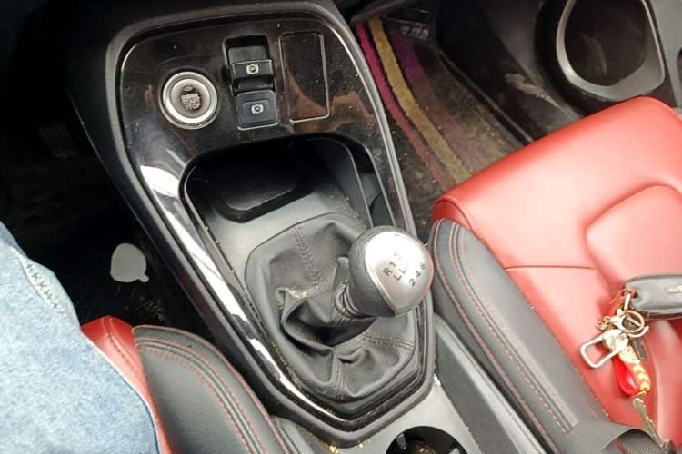 Used Haval H2s 2017 Red-Label 1.5T Manual Elite Model Gear Lever