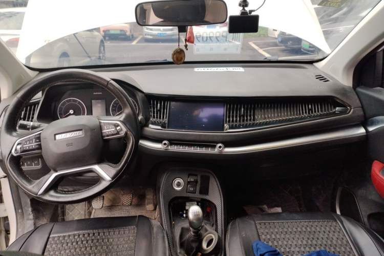 Used Haval H2s 2017 Red-Label 1.5T Manual Elite Model Center Console
