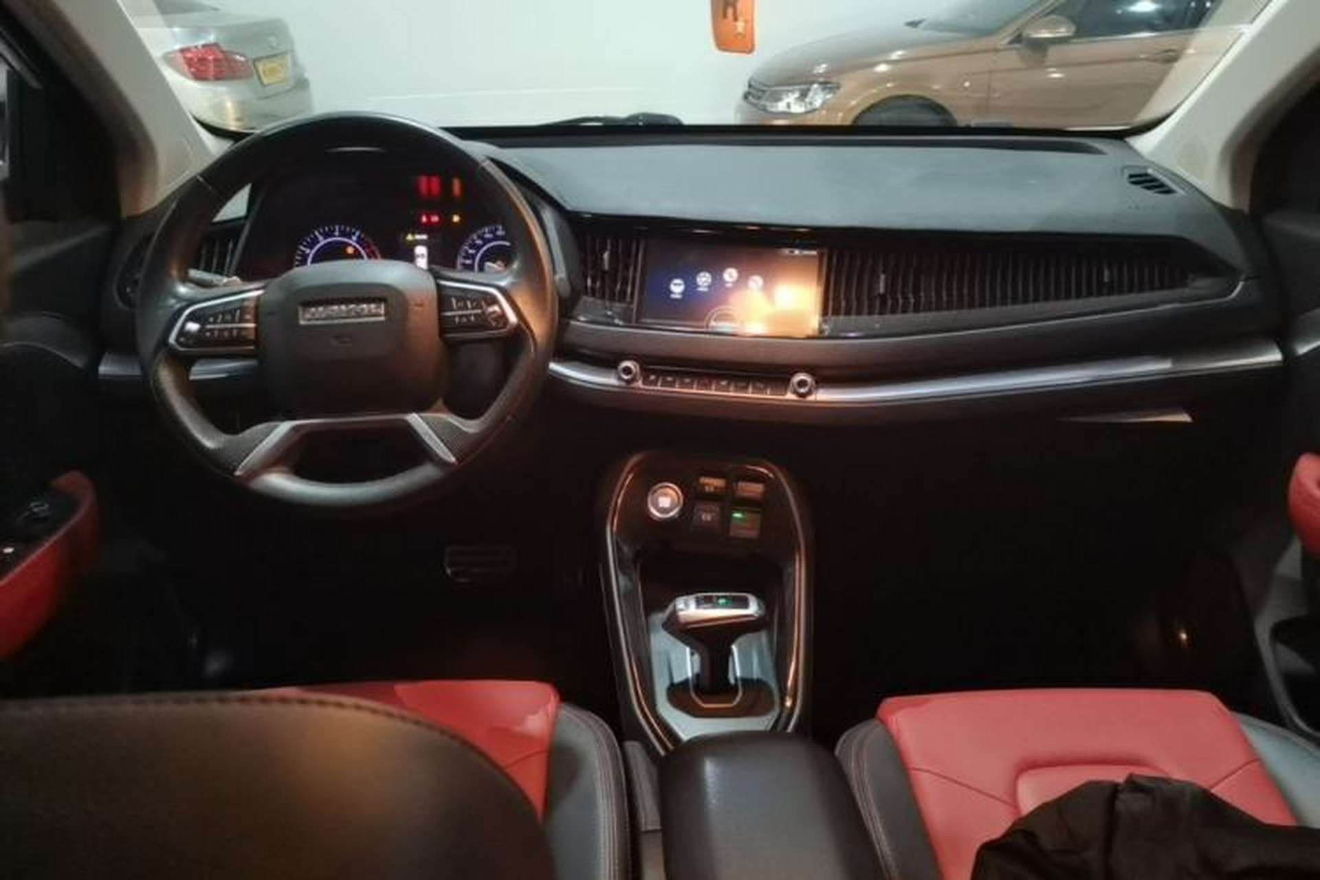 Used Haval H2s 2017 Red-Label 1.5T Dual-Clutch Luxury Model Center Console
