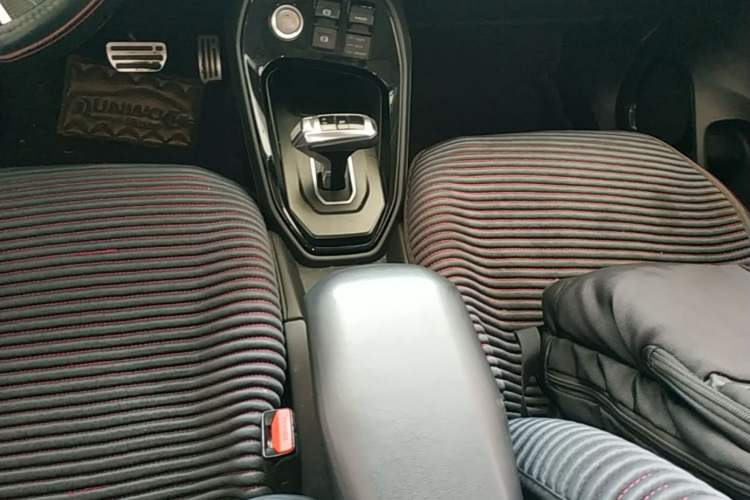 Used Haval H2s 2017 Blue Label 1.5T Dual-Clutch Luxury Model Gear Lever