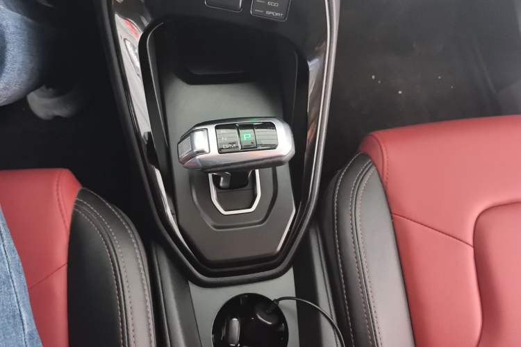 Used Haval H2s 2017 Red-Label 1.5T Dual-Clutch Elite Model Gear Lever