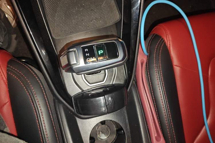 Used Haval H2s 2017 Red-Label 1.5T Dual-Clutch Elite Model Gear Lever