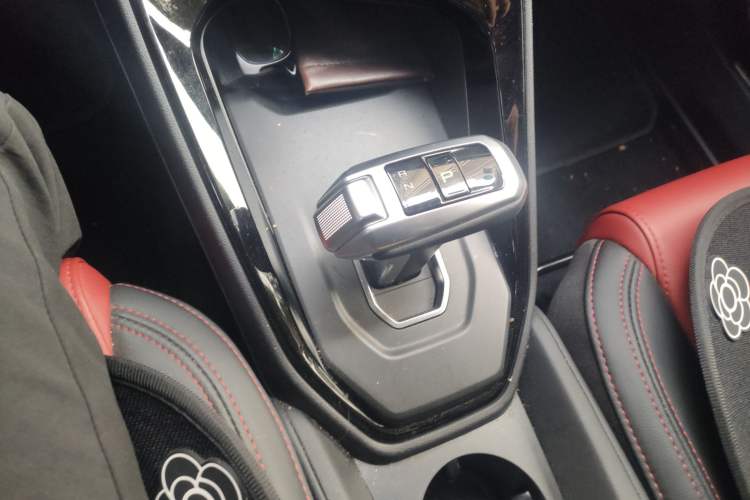 Used Haval H2s 2017 Blue Label 1.5T Dual-Clutch Luxury Model Gear Lever