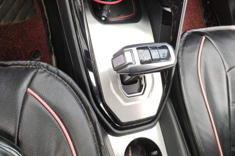 Used Haval H2s 2017 Red-Label 1.5T Dual-Clutch Luxury Model Gear Lever