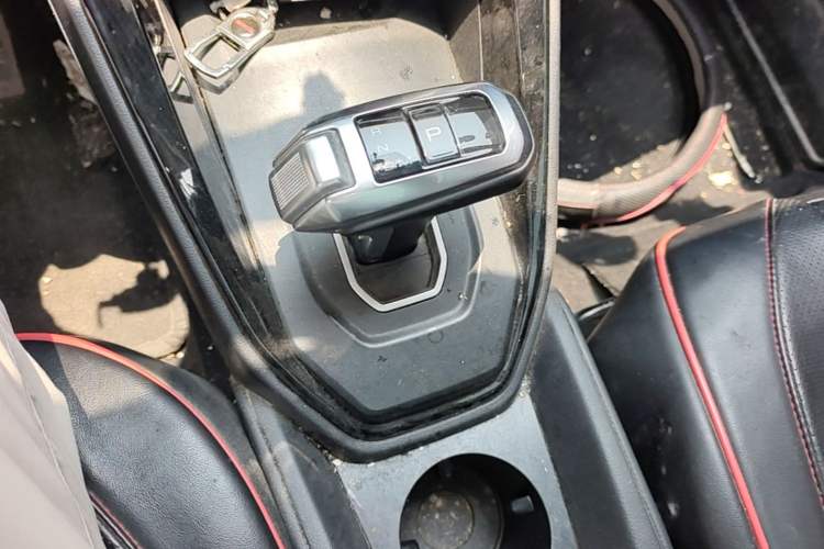 Used Haval H2s 2017 Red-Label 1.5T Dual-Clutch Luxury Model Gear Lever