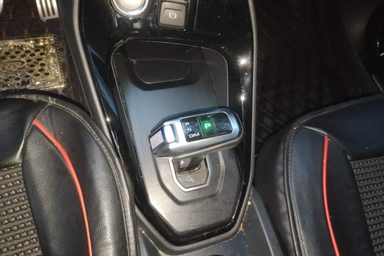 Used Haval H2s 2017 Red-Label 1.5T Dual-Clutch Luxury Model Gear Lever