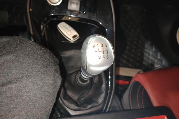 Used Haval H2s 2017 Blue Label 1.5T Manual Elite Model Gear Lever