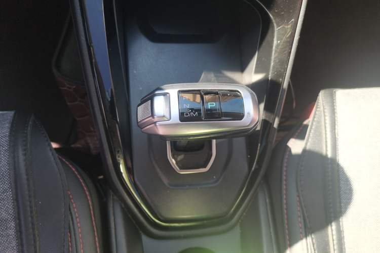 Used Haval H2s 2017 Red-Label 1.5T Dual-Clutch Elite Model Gear Lever
