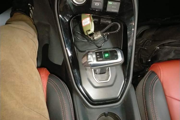 Used Haval H2s 2017 Red-Label 1.5T Dual-Clutch Elite Model Gear Lever