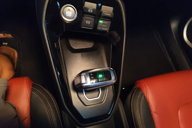 Used Haval H2s 2017 Red-Label 1.5T Dual-Clutch Elite Model Gear Lever