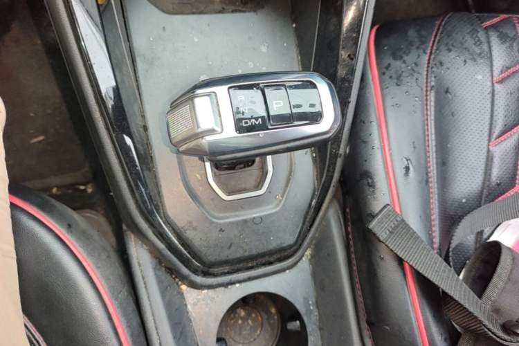 Used Haval H2s 2017 Red-Label 1.5T Dual-Clutch Luxury Model Gear Lever