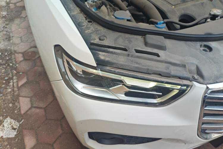 Used Haval H2s 2017 Red Label 1.5T Manual Comfort Model Right Front Headlight