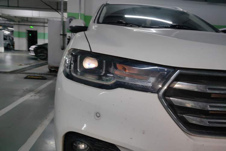 Used Haval H2s 2017 Blue Label 1.5T Dual-Clutch Luxury Model Right Front Headlight