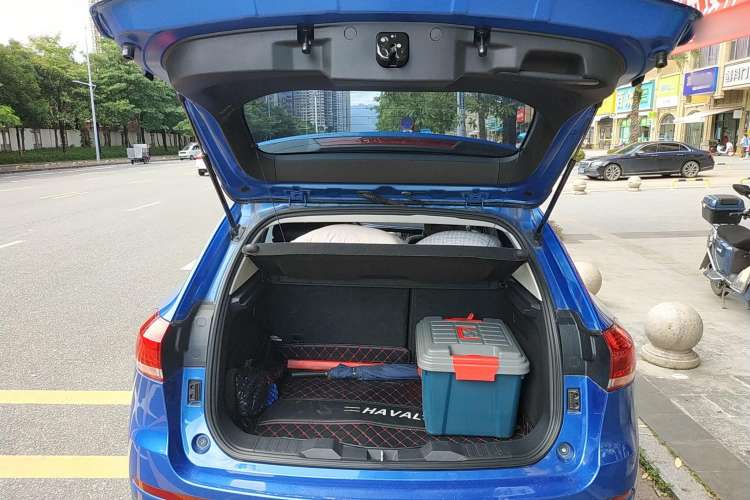 Used Haval H2s 2018 Red-Label 1.5T Dual-Clutch ZhiShang Model Trunk