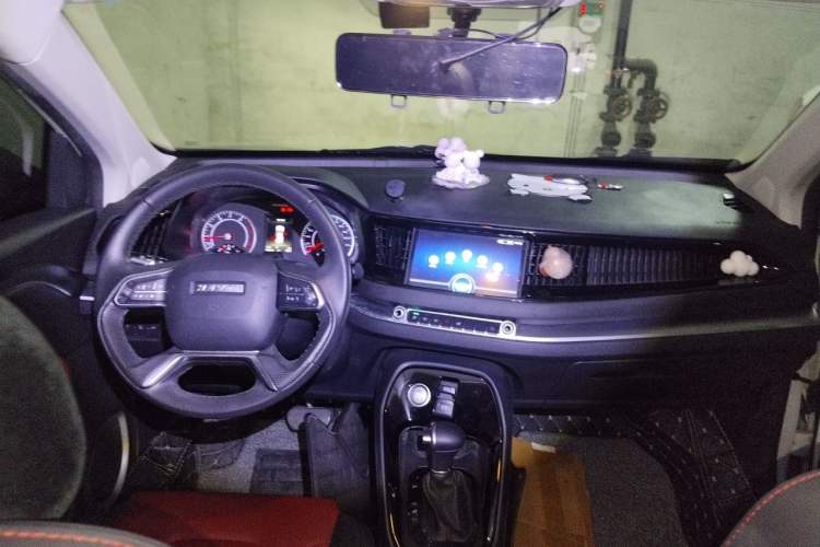 Used Haval H2s 2018 Blue Label 1.5T Dual-Clutch ZhiShang Model Center Console
