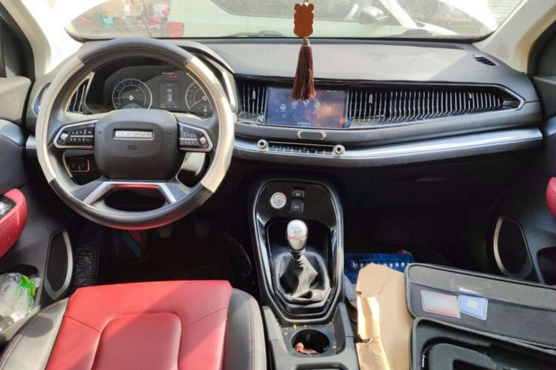 Used Haval H2s 2018 Red-Label 1.5T Manual Fashion Edition Center Console